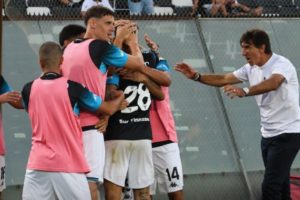 Racing pierde caciques pero tiene personalidad y fútbol: goleó al Colo Colo de Almirón, con 40.000 hinchas en contra imagen-4