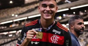 Charly Alcaraz regresa a la Premier League luego de su paso por el Flamengo imagen-1