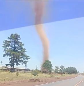 La sequía y altas temperaturas provocaron la aparición de un mini tornado de polvo en Virasoro imagen-3