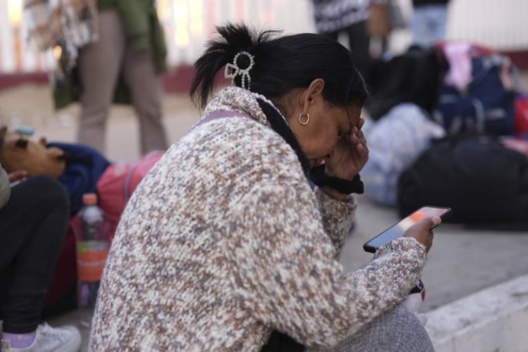 “Estoy en shock”: la desesperación de miles de migrantes en la frontera al enterarse del fin de CBP One imagen-4