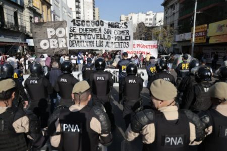 Los piqueteros pierden influencia y poder sin el manejo de fondos y alimentos imagen-17