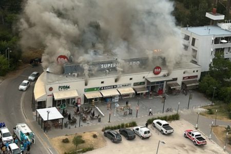 Voraz incendio en un supermercado ubicado sobre la principal avenida de Pinamar: al menos dos heridos imagen-10