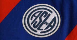 San Lorenzo tiene nueva camiseta: cómo es el nuevo contrato que firmó con Atomik, cuánto dinero le dejará y la gran diferencia con Nike que celebran los hinchas imagen-3