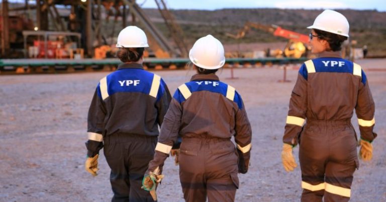 YPF refuerza su apuesta a Vaca Muerta con la venta de Metrogas y proyectos para duplicar Profertil imagen-5