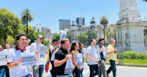 Disidentes venezolanos marcharon en la Pirámide de Plaza de Mayo contra Nicolás Maduro imagen-3