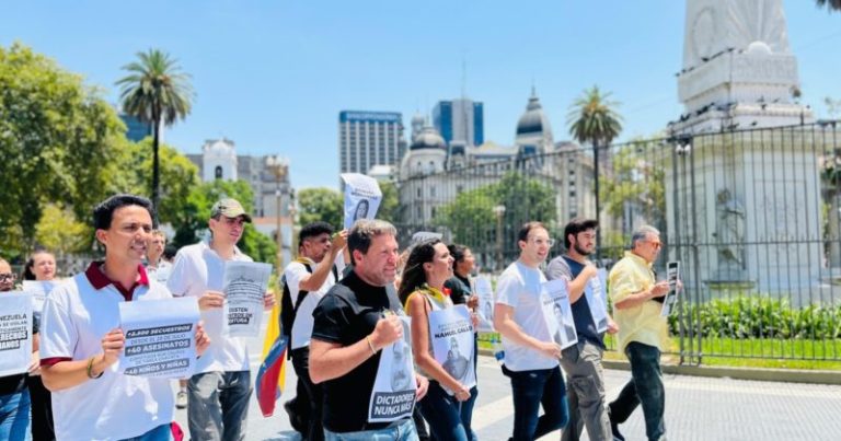 Disidentes venezolanos marcharon en la Pirámide de Plaza de Mayo contra Nicolás Maduro imagen-4