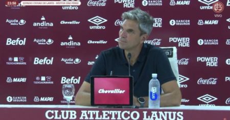 El palito de Mauricio Pellegrino tras su fallido debut ante Deportivo Riestra imagen-12