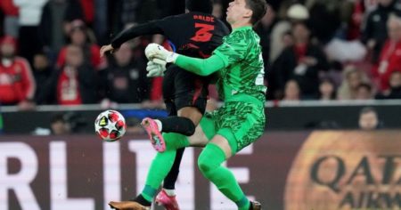 El polaco Szczęsny y el blooper definitivo de la Champions: se chocó contra un compañero y festejó el Benfica de Nicolás Otamendi imagen-12