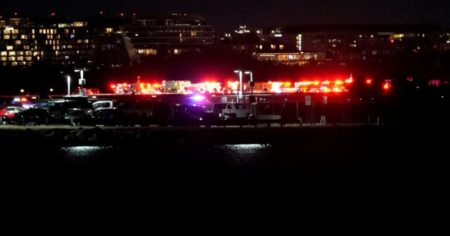 Un avión comercial se estrelló cerca del aeropuerto Ronald Reagan de Washington imagen-19