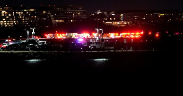 Un avión comercial se estrelló cerca del aeropuerto Ronald Reagan de Washington imagen-5