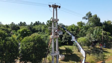 Itacaruaré: familias de Picada 53 se benefician con importantes mejoras eléctricas imagen-14