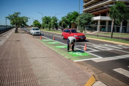 Demarcan espacios para motos y personas con discapacidad en la Costanera imagen-12