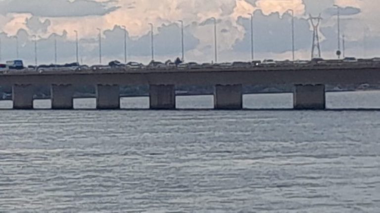 Caos en el tránsito vehicular en el puente San Roque González de Santa Cruz imagen-5