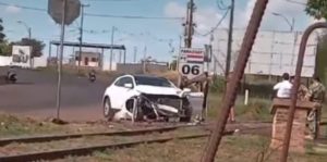 Posadas: Colisión entre una camioneta y el tren internacional en Encarnación imagen-1