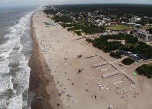 Playas anchas y refugio natural. Un balneario de la costa atlántica transita una temporada “fantástica” imagen-3