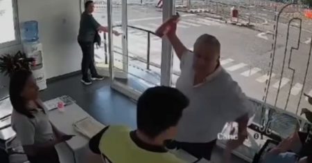 Increpó a tres empleados con un matafuegos y amagó con agredirlos porque no le dejaron renovar el carnet de conducir imagen-18