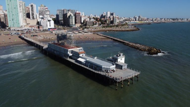 El centenario muelle que construyó un grupo de pescadores pioneros, fue vidriera de múltiples marcas y se convirtió en ícono imagen-4