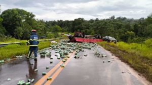 Despistó un camión en la ruta 101 y la carga de cerveza que llevaba se desparramó sobre la cinta asfáltica imagen-3