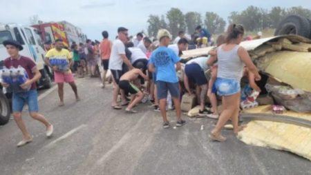 Un camionero murió tras un terrible vuelco y los vecinos se llevaron la carga imagen-19