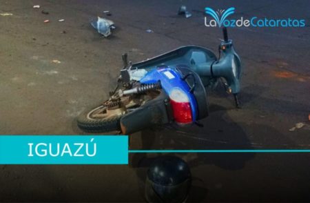 Noche accidentada en Iguazú: dos motocicletas chocaron frente al hospital imagen-9