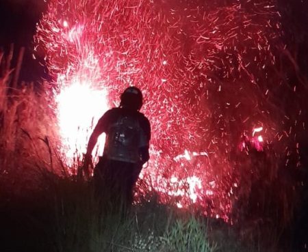 Bomberos de la Policía trabajaron unas 10 horas para detener un frente de incendio en Santa Ana imagen-10