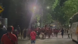 Piedras, corridas y balas de goma: enfrentamiento de las barras de Independiente en Uruguay - TyC Sports imagen-2