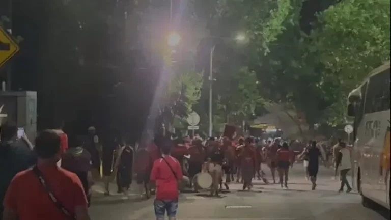 Piedras, corridas y balas de goma: enfrentamiento de las barras de Independiente en Uruguay - TyC Sports imagen-5