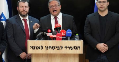 Estalla una crisis de destino imprevisible en el gabinete de Israel por el pacto con Hamas imagen-15