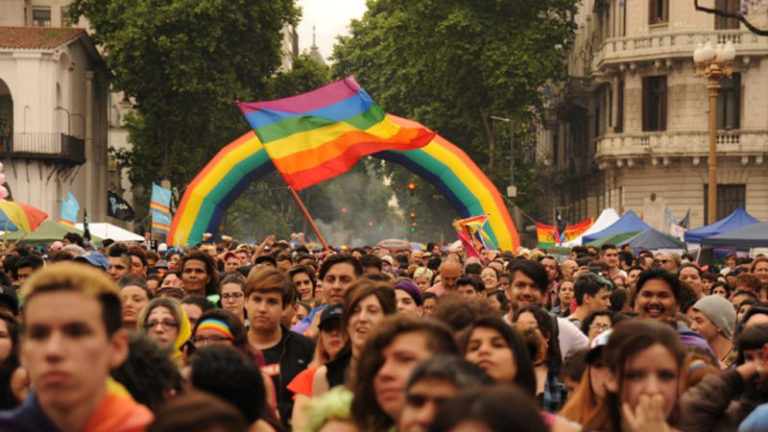 El Gobierno califica de “política” la marcha del colectivo LGBT y asegura que no impactará en la imagen de Milei imagen-5