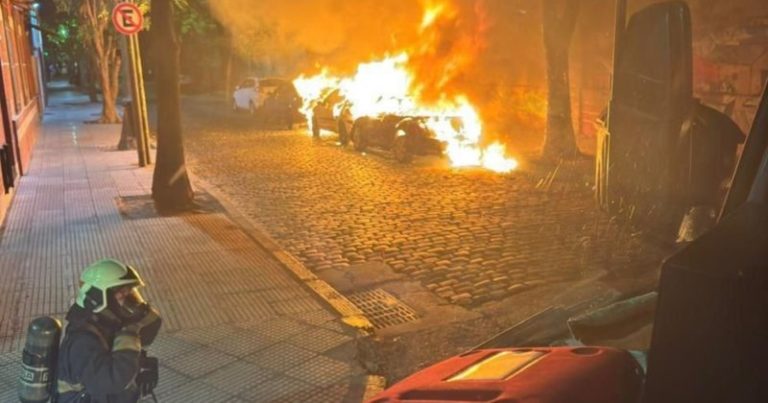 Se incendiaron tres autos en San Cristóbal en plena madrugada: investigan si fue una venganza o un ataque de quemacoches imagen-5