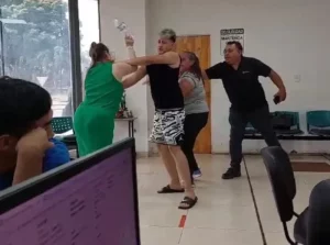 Violenta reacción de una mujer en una oficina de Energía de Misiones imagen-2