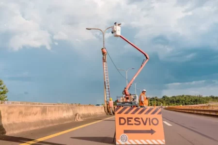 Trabajan para renovar la iluminación del puente Yabebiry imagen-9