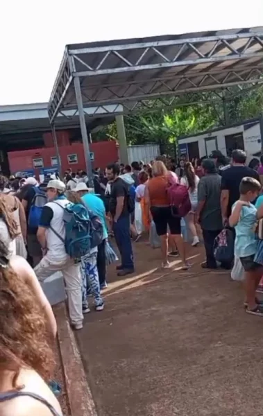 Caos en el centro de frontera de Iguazú, tras el corte de energía no cuentan con sistema para el trámite migratorio imagen-13