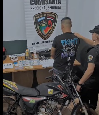 Atraparon a un presunto motochorro y le secuestraron un arma, dinero y tarjetas bancarias robadas imagen-11