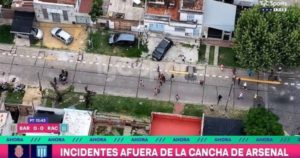 Se interrumpió Barras Central vs Racing por incidentes entre la barra del Guapo con la policía en Sarandí imagen-2