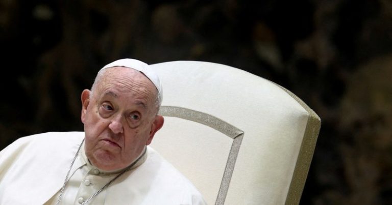 El papa Francisco advirtió que si Donald Trump cumple con deportar a inmigrantes, sería "una desgracia" imagen-5