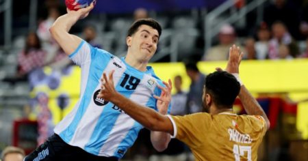 Argentina, con sufrimiento, logró el triunfo que necesitaba y avanzó a la segunda ronda del Mundial de Handball imagen-15