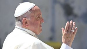 El Papa Francisco se cayó y le inmovilizaron un brazo imagen-3