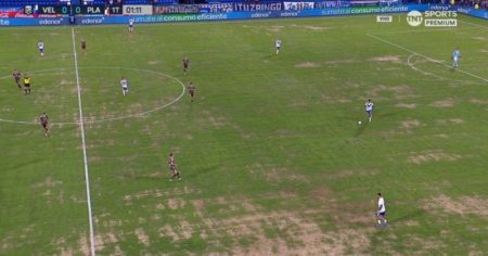 La cancha de Vélez estaba en muy mal estado y hubo memes imagen-17