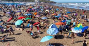 En Mar del Plata salió el sol pleno por primera vez en enero, se llenó la playa y ahora sólo falta un detalle imagen-1