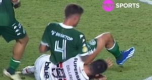 Video: le pegaron un codazo a Calleri en el piso imagen-2