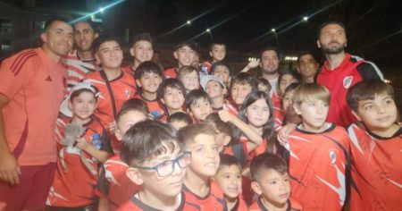 El tremendo recibimiento en la llegada de River a San Juan y el lindo gesto que tuvo el plantel imagen-19