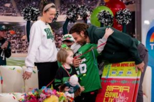 El emotivo gesto de Bradley Cooper con un niño, a horas del Super Bowl LIX imagen-1