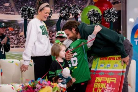 El emotivo gesto de Bradley Cooper con un niño, a horas del Super Bowl LIX imagen-9