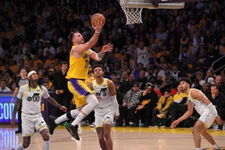 El debut de Luka Doncic: 18 mil camisetas con su nombre y un triple de colección para abrir su historia con Los Angeles Lakers imagen-8