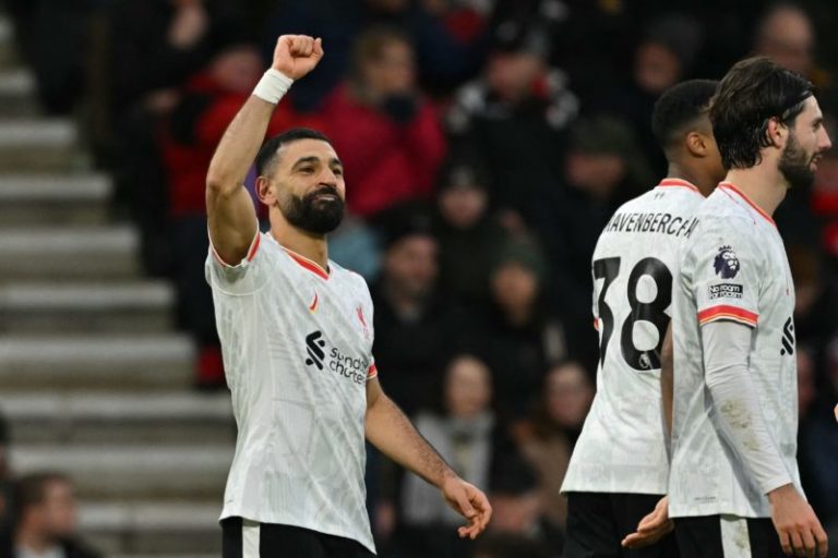 Liverpool sigue su andar imbatible en la Premier League: con dos goles de Salah venció a Bournemouth y amplía su ventaja en la punta imagen-4