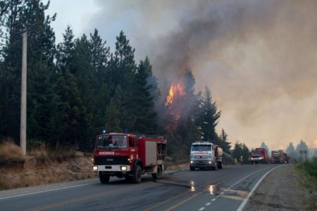 Incendios en El Bolsón: el gobernador comunicó que un hombre murió en Mallín Ahogado imagen-7