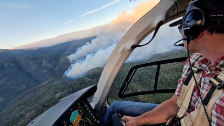 Incendios en El Bolsón: “Hay cada vez más y más grandes”, advierte un piloto de helicóptero que pelea contra el fuego imagen-4