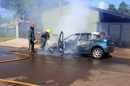 Incendio vehicular en Iguazú: Un automóvil resultó destruido por el fuego imagen-10