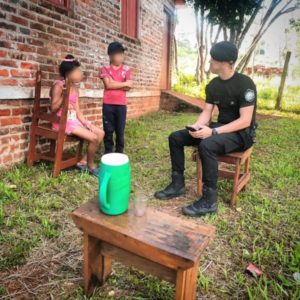 Policías fueron requeridos por vecinos para resguardar a dos niños que estaban solos en su casa imagen-1